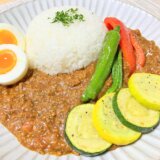 夏野菜とキーマカレー 【男一人の休日昼食】